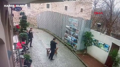 Fatih'te toprak kayması sonucu yol çöktü; o anlar kamerada