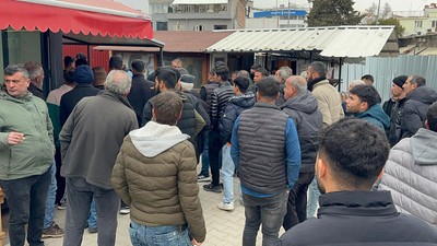Genç kızı sokak ortasında taciz eden erkeğe meydan dayağı