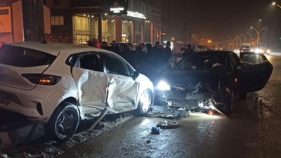 Hakkari'de zincirleme kaza: Yaralılar var