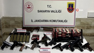 Sakarya'da kaçakçılık operasyonu! Evden cephanelik çıktı