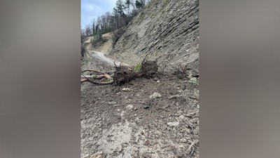 Sinop'ta toprak kayması: Bir köy yolu ulaşıma kapandı