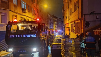 Üsküdar'da 4 katlı binanın giriş katında yangın