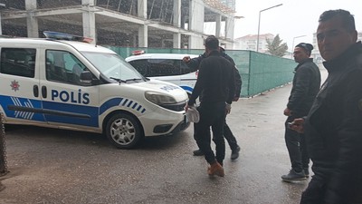 Uzaklaştırma kararı olan eniştesini bıçakla yaraladı