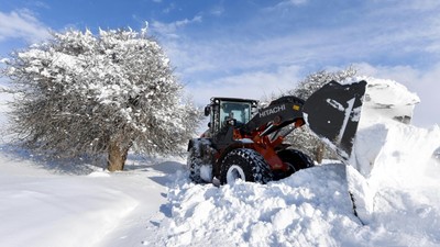 Muş’ta ekiplerin 3 metreyi bulan karla zorlu mücadelesi