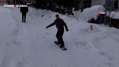Doktordan karla kaplı sokaklarda ‘snowboard’ gösterisi