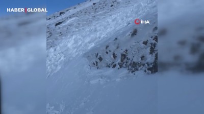 Muş’ta yol açma çalışması sırasında çığ düştüğü anlar kamerada