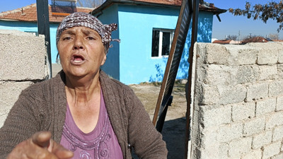 Silahlı ve taşlı saldırı... 3 torunuyla banyoya saklanarak kurtuldu