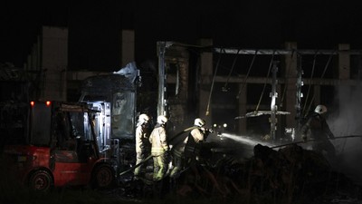 Arnavutköy'de iki TIR bilinmeyen bir sebeple kül oldu