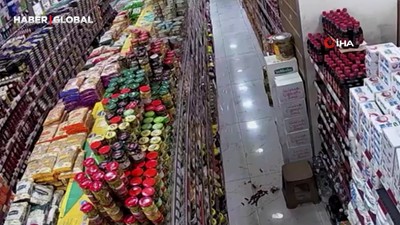 Yüksekova'da deprem anı kamerada