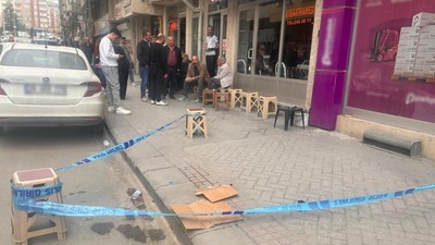 Hasmını gördüğünü sanarak belindeki silaha sarıldı, kazara kendini vurdu
