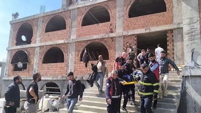 Nusaybin’de cami inşaatının iskelesi çöktü! Yaralılar var