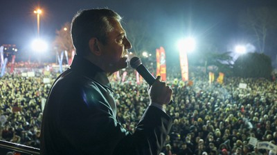 CHP lideri Özel, İBB binası önünde toplananlara hitap etti: Onu geri almadan durmayacağız