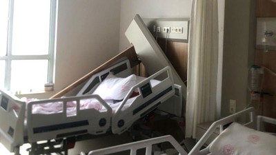 Tedavi gördüğü hastanede başına cisim düşen hasta yaralandı