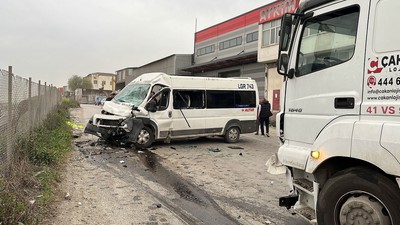 İşçi servisi ile tır kafa kafaya çarpıştı: Çok sayıda yaralı var