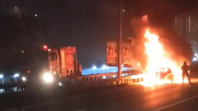 Otomobil alev alev yandı; otoyolda trafik oluştu