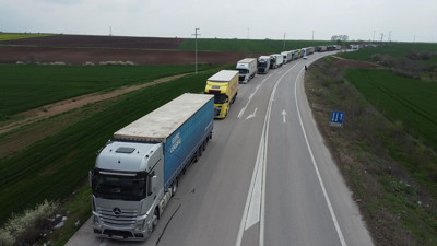 TIR sürücüleri bayram mesaisinde: Sınır kapısında metrelerce kuyruk oluştu