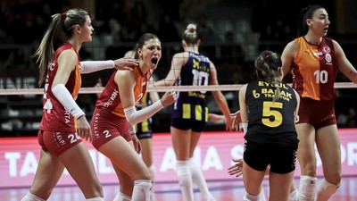 Galatasaray filedeki derbide Fenerbahçe'yi mağlup etti
