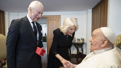 İngiltere Kralı 3. Charles ve eşi Kraliçe Camilla'dan Papa'ya ziyaret