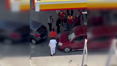 Akaryakıt istasyonunda sıra kavgası! O anlar kamerada