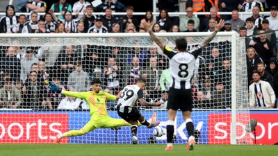 Altay Bayındır Premier Lig'de ilk kez kaleye geçti, pişman oldu! Manchester United fark yedi.