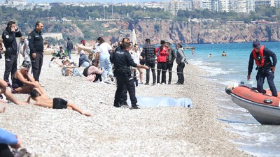 Antalya'da elbiseyle denize giren kişi boğuldu