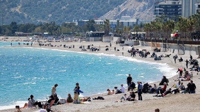 Antalya'da güneşli hava: "Deniz sezonu başladı bence"