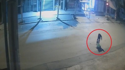 Antalya'da erkek vahşeti: İşe gitmek için babasıyla servis bekleyen genç kadın, sokak ortasında bıçaklandı