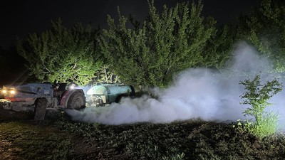 Çiftçiler zirai don nöbetinde: Traktörlerle sis bulutu oluşturup sabaha dek bekliyorlar