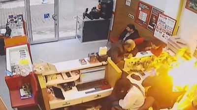 Tamire getirilen cep telefonu bomba gibi patladı!