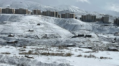 Yüksekova'da kar yağışı; köy yolları kapandı