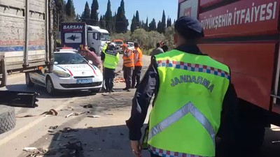 2 tır kafa kafaya çarpıştı; 1'i ağır 2 yaralı
