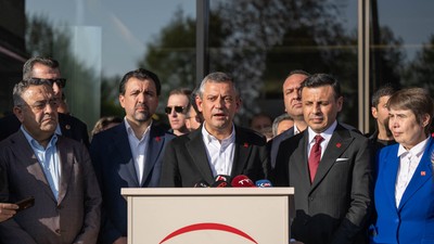 CHP lideri Özel'den Sırrı Süreyya Önder'in tedavi gördüğü hastaneye ziyaret
