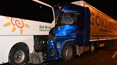 Bilecik'te bir tır, tur otobüsüne çarptı: 13 yaralı