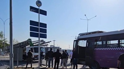Ehliyetsiz sürücü kamyonla özel halk otobüsüne çarptı!