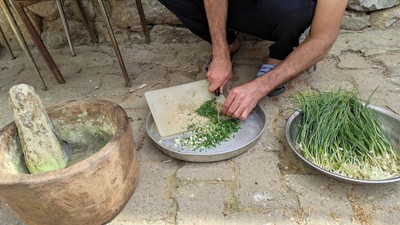 Doğada kendiliğinden yetişen ot köylülerin geçim kaynağı oldu: Kilosu 10 bin lira!