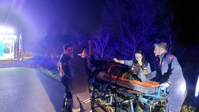 Şarampole uçan araçtan kurtuldu, sedyede sigara yaktı