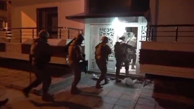 Van'da eş zamanlı operasyon: Çok sayıda silah ele geçirildi
