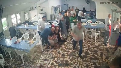 Deprem sırasında ilginç anlar: Biri bayıldı, diğeri yemek yemeye devam etti
