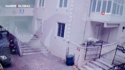 Deprem sonrası Kumburgaz’da bina duvarlarının yıkılma anı şoke etti!