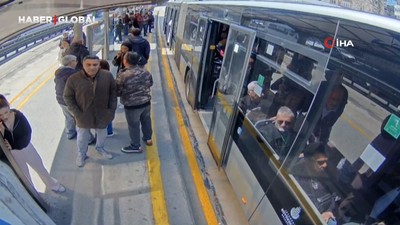 İstanbul'da metrobüste deprem anı: Araç beşik gibi sallandı, yaşlı yolcular istifini bozmadı
