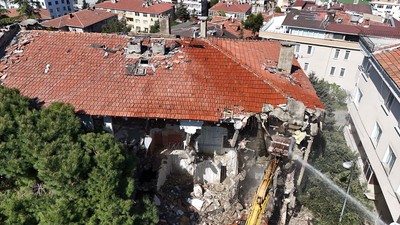 Büyükçekmece'de depremde yıkılma riski taşıyan 35 daire yıkıldı