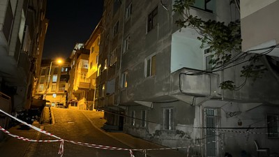 Küçükçekmece'de riskli olduğu tahmin edilen bina tahliye edildi