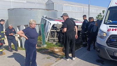 Tur midibüsü devrildi: 18 turist yaralandı