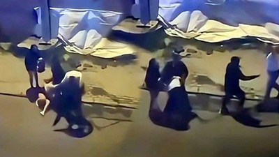 İki erkekten sokak ortasında kadına şiddet!