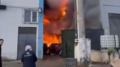 Fabrika deposu yangında kullanılamaz hale geldi