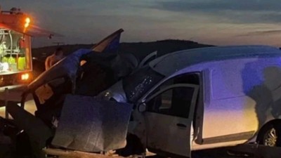 Korkunç kaza! İki araç kafa kafaya çarpıştı: Ölü ve yaralılar var