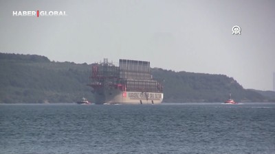 Elektrik üretim gemisi Çanakkale Boğazı'ndan geçti