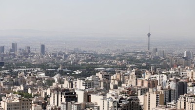 Tahran'da "tüketim sınırını aştıkları" gerekçesiyle yüzlerce bankanın elektriği kesildi