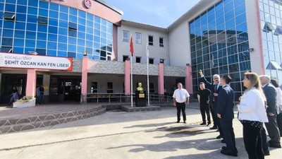 Kocaeli'de çatısı yanan okulda eğitime 2 gün ara verildi