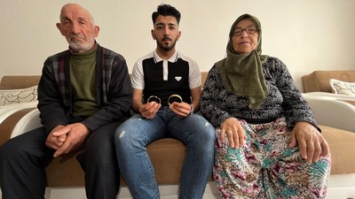 Yıllar evvel 2 bileziğe evlatlık verilen Sefa, biyolojik ailesini bulanı 2 bilezikle ödüllendirecek